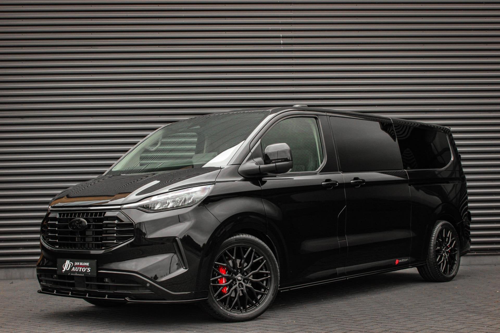 Ford Transit Custom 2.0 TDCI L2H1 170PK Limited DC / DUBBEL, Auto's, Bestelauto's, Dealer onderhouden, Zwart, 4 cilinders, 2020 kg
