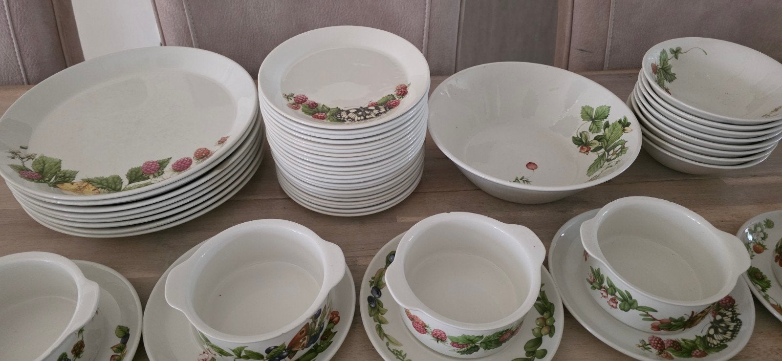 Uitgebreid servies met aardbeien en bessen decor, Huis en Inrichting, Keuken | Servies, Ophalen