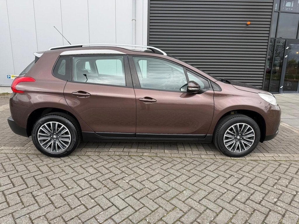Peugeot 2008 1.2 VTi Active Cruise / Trekhaak / Panorama / N, Voorwielaandrijving, Euro 5, 1199 cc, Bruin