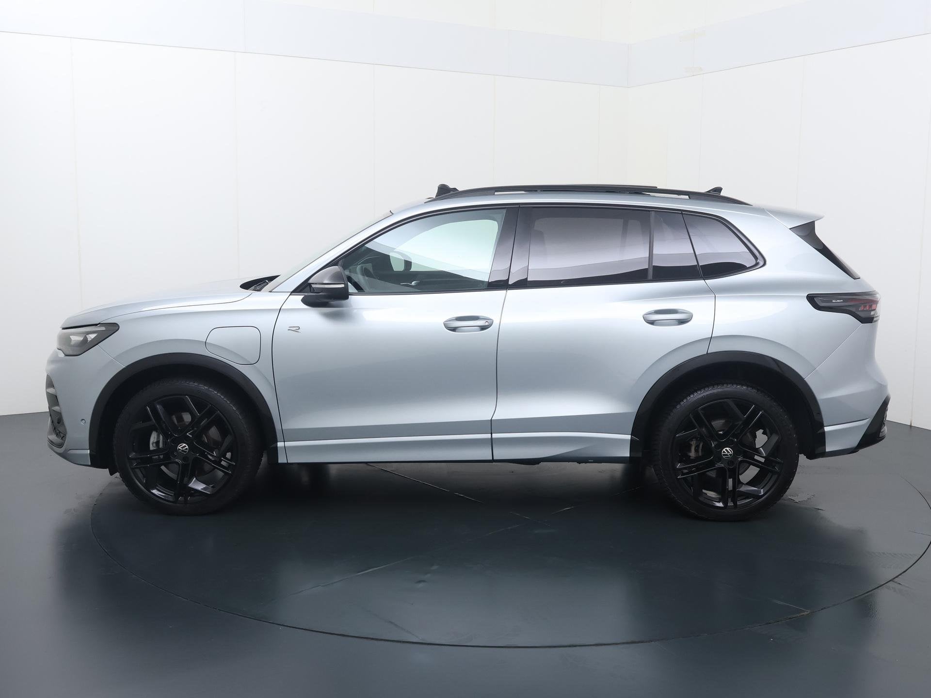 Volkswagen Tiguan 1.5 eHybrid R-Line Business | 272 PK | SoH, 4 cilinders, 150 min, Hybride Elektrisch/Benzine, SUV of Terreinwagen