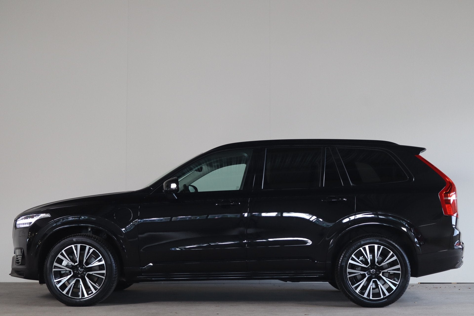 Volvo XC90 2.0 T8 Recharge AWD Ultimate Dark NL-Auto! Luchtv, Gebruikt, Euro 6, 4 cilinders, 1969 cc