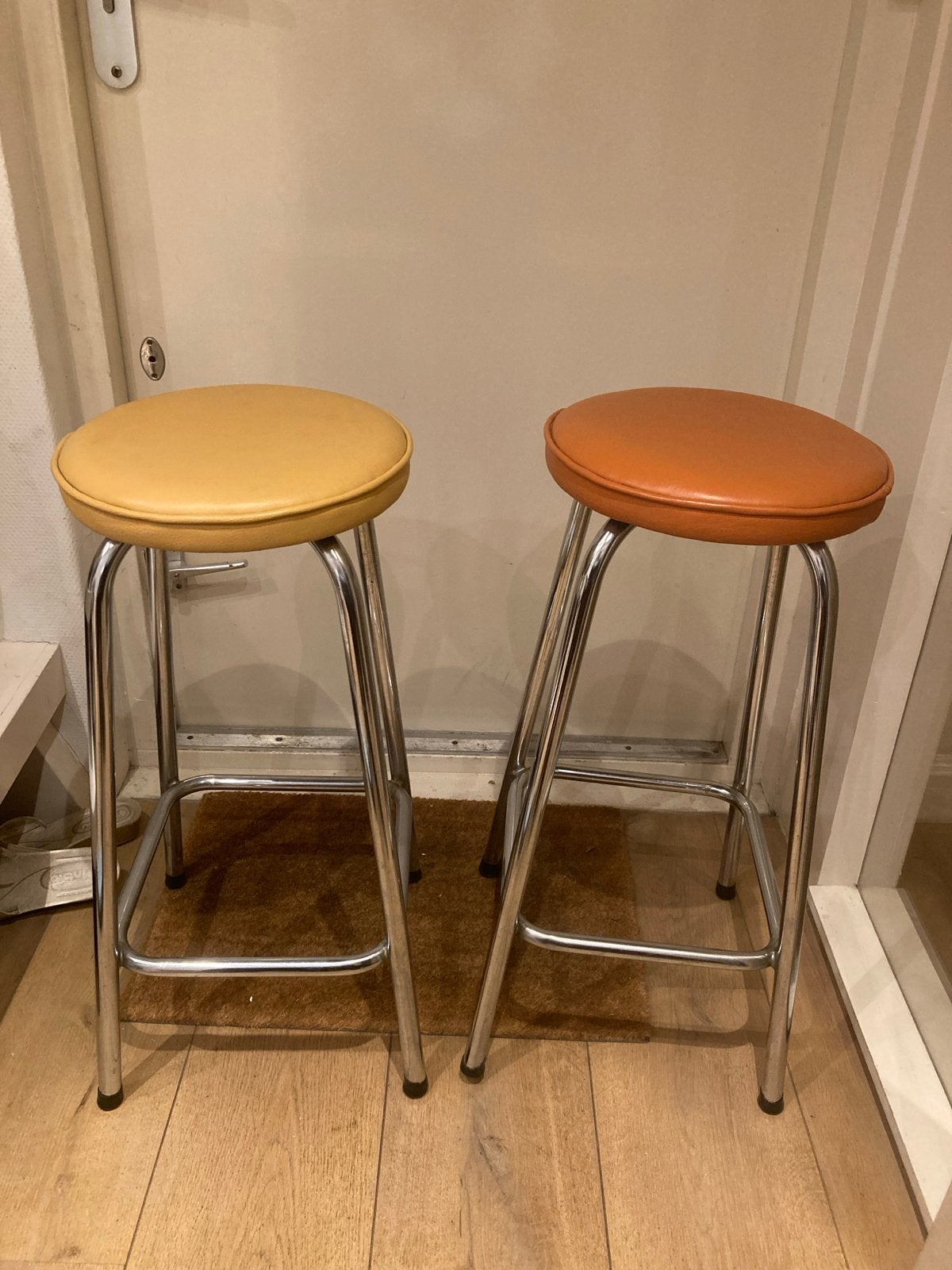 Set van 2 vintage barkrukken - Oranje en Geel, Ophalen, Kunststof, Gebruikt, Met voetsteun