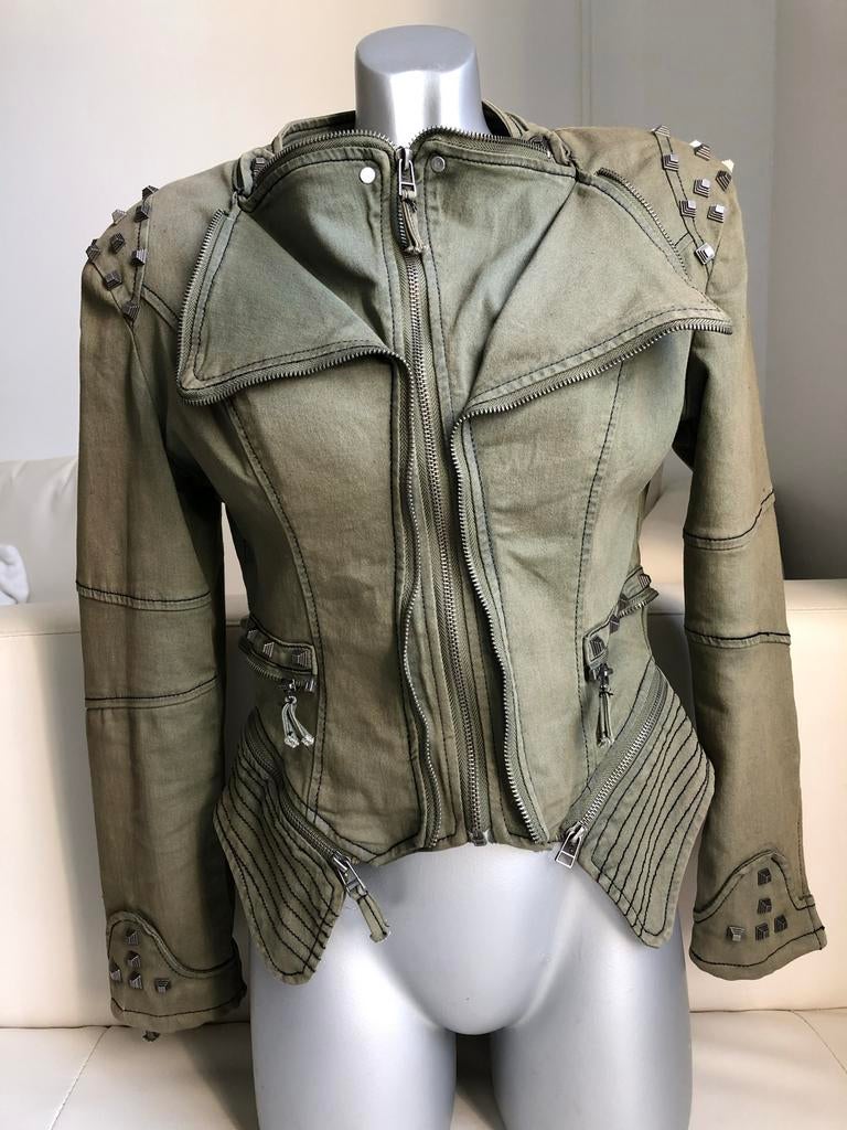 Stoere spijkerjas met studs en ritsen - Maat S, Kleding | Dames, Jassen | Zomer, Zo goed als nieuw, Maat 36 (S), Groen, Ophalen of Verzenden