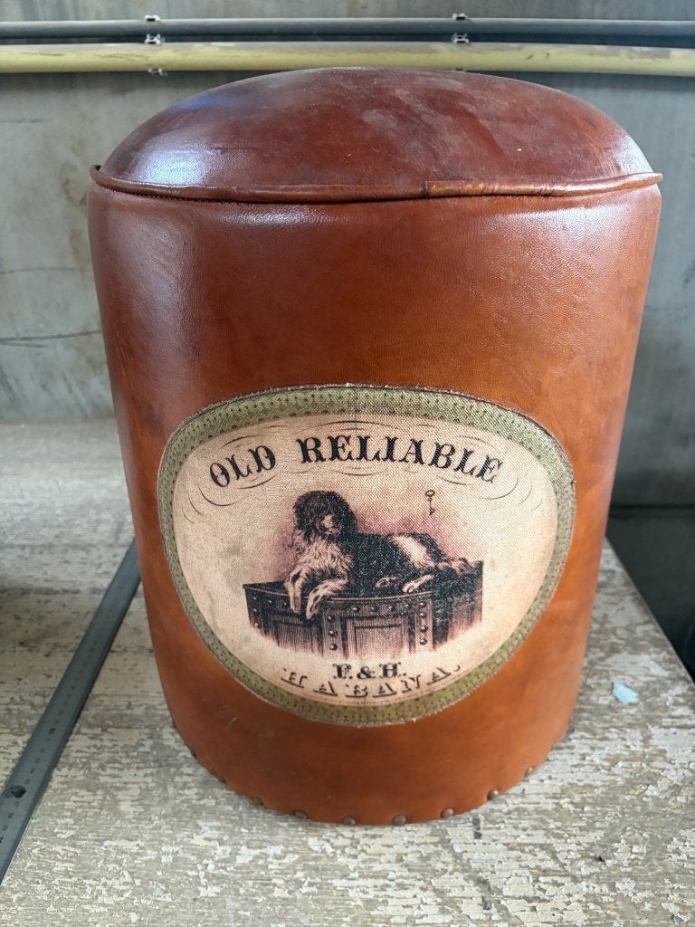 Echt lederen poef met 'Old Reliable' opdruk - 50x40cm, Minder dan 50 cm, Klassiek, Industrieel, Rond, Ophalen of Verzenden