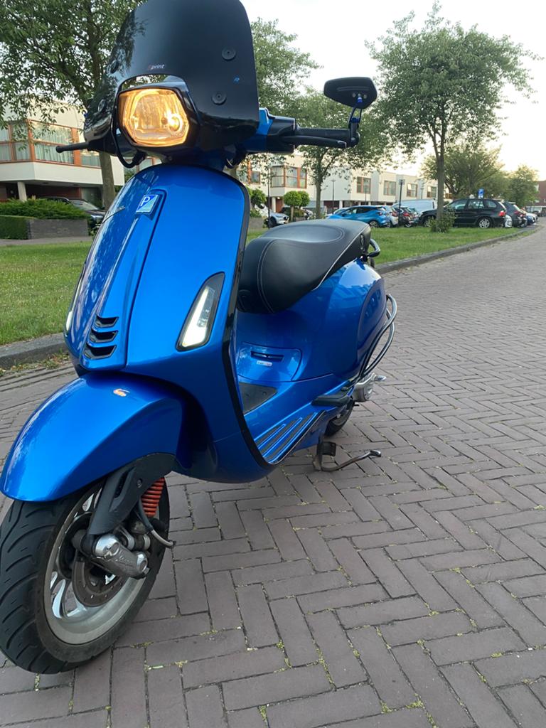 Vespa Sprint [Glans Blauw] [Brom kenteken], Fietsen en Brommers, Scooters | Vespa, Ophalen, Maximaal 45 km/u, Vespa S, Zo goed als nieuw