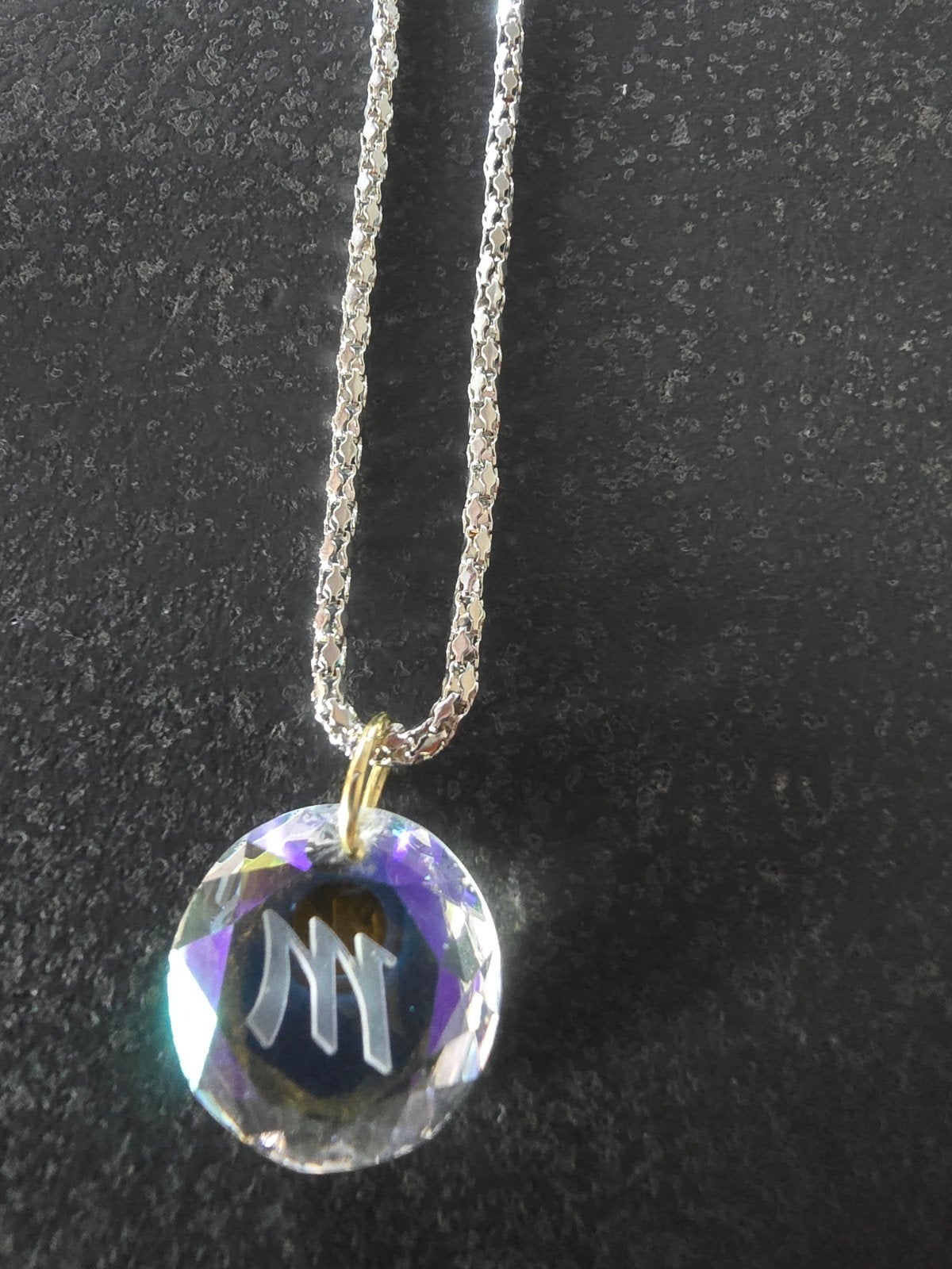 Zilverkleurige ketting met kristallen M-hanger, Overige materialen, Met hanger, Ophalen of Verzenden, Zo goed als nieuw