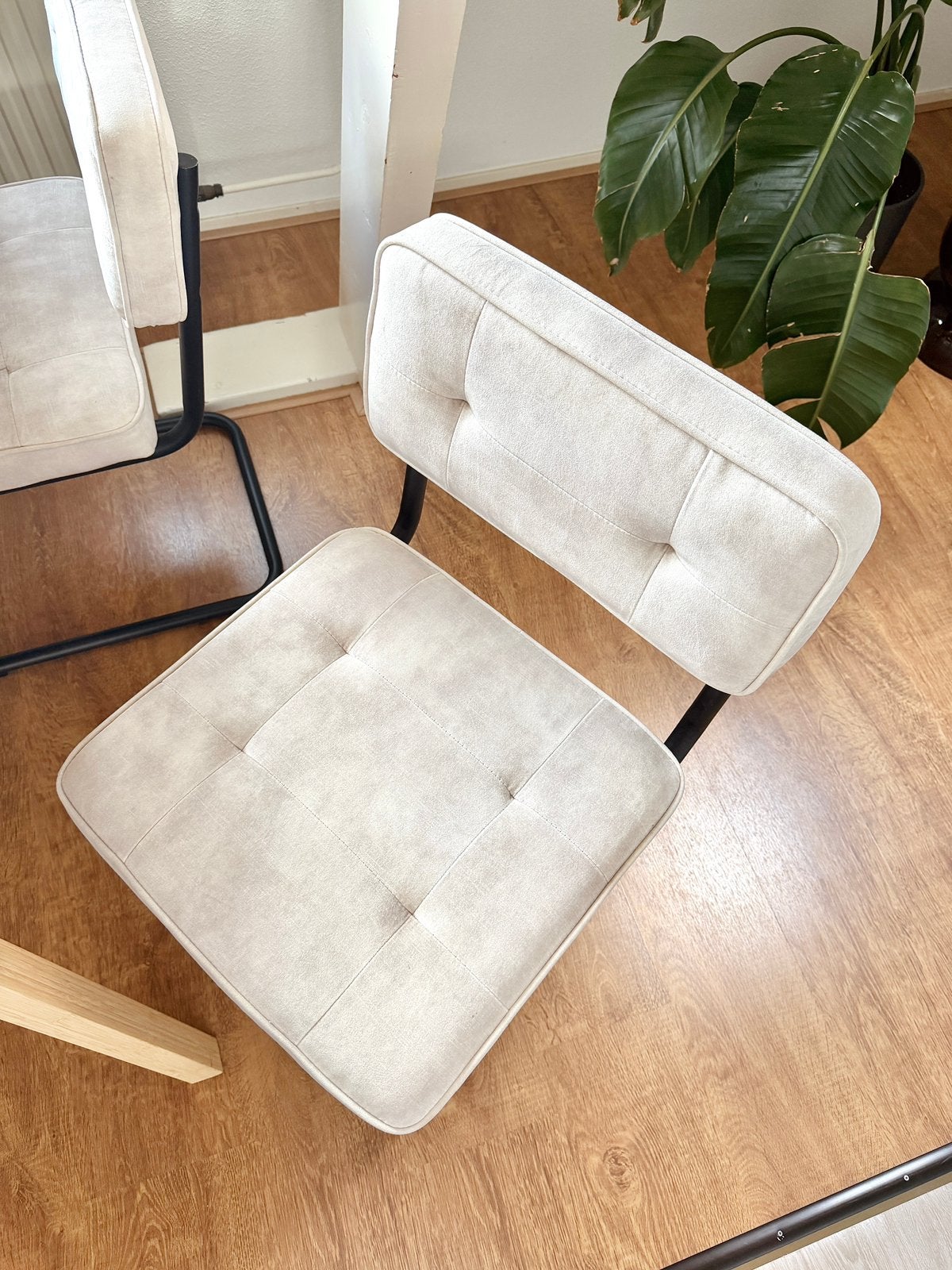 Foto 10 van 4x beige eetkamerstoelen | Goossens