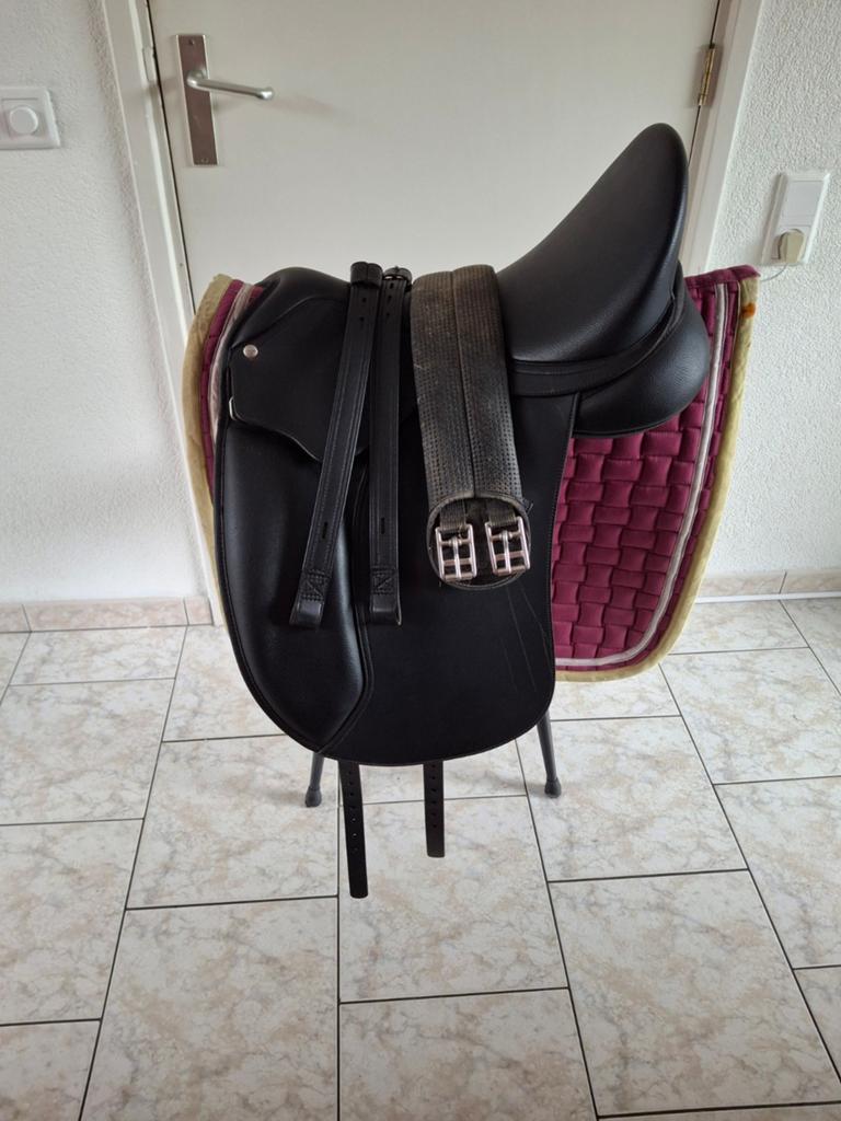 Zgan Wintec dressuurzadel Hart   17.5 inch nieuwste type, Dieren en Toebehoren, Paarden en Pony's | Zadels, Zo goed als nieuw
