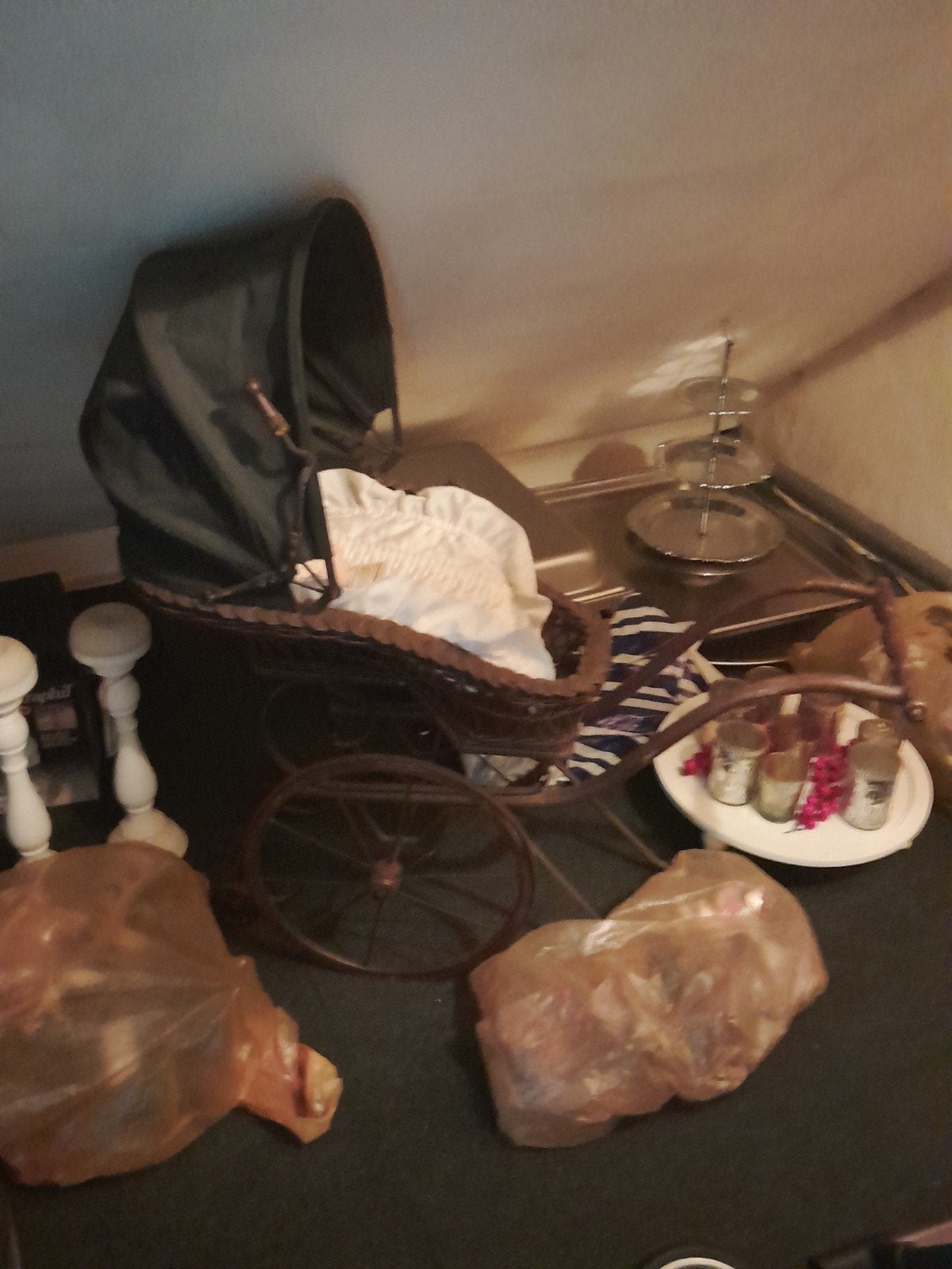 Antieke pop in kinderwagen - Uniek verzamelobject, Ophalen of Verzenden, Gebruikt, Pop