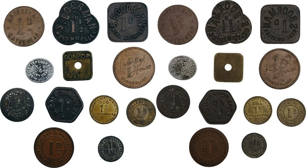 Lot 12 tokens 1d, Groot-Brittannie, coop en winkels, Postzegels en Munten, Ophalen of Verzenden, Overige landen, Setje