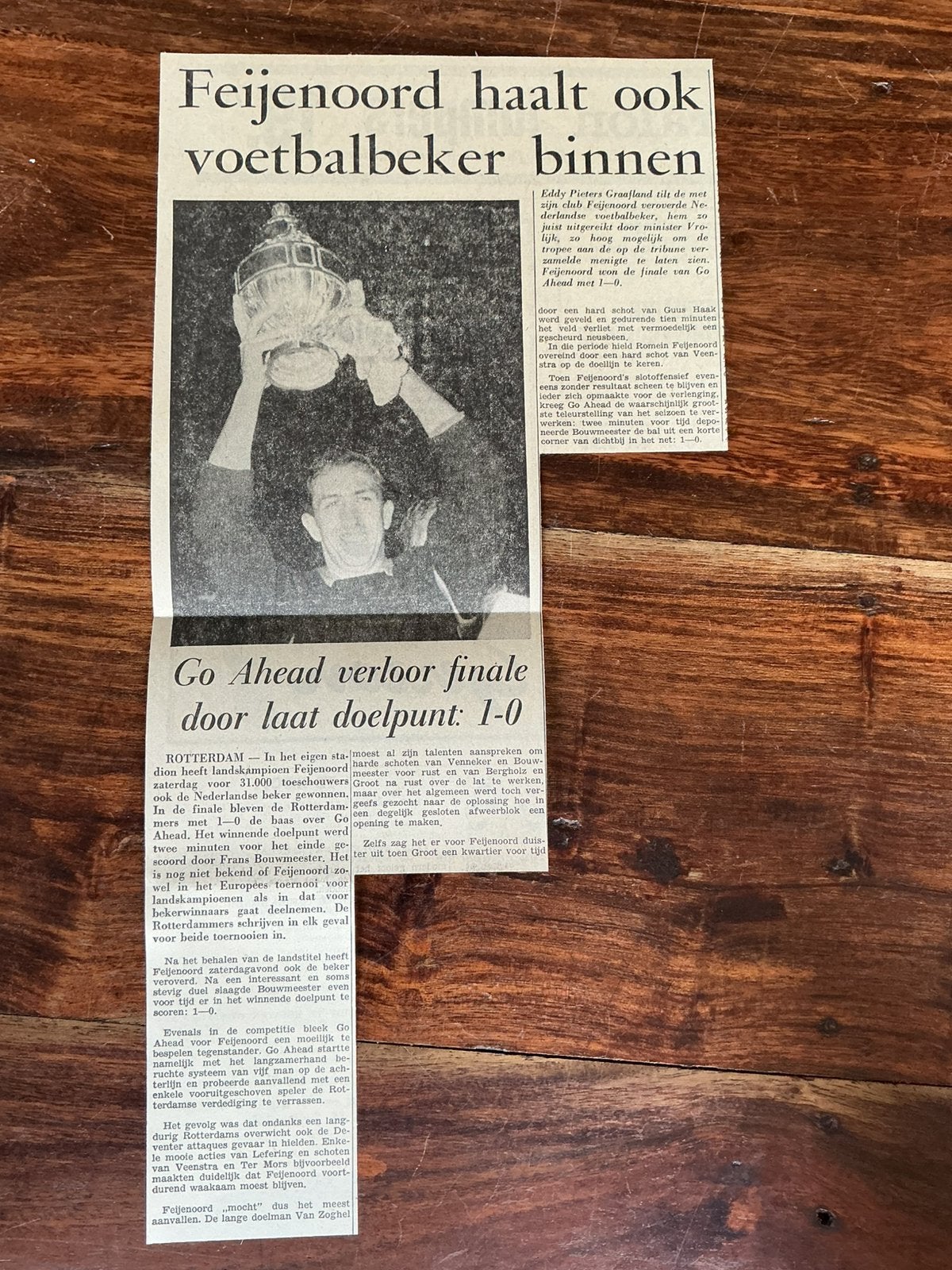 Voetbal krantenartikel Feyenoord haalt voetbalbeker binnen, Verzamelen, Ophalen of Verzenden, 1960 tot 1980, Knipsel(s)