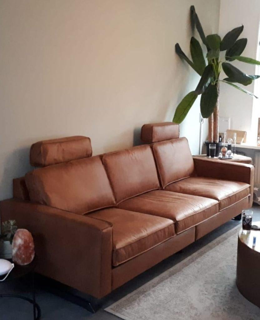 Stoere modern Cognac Kleurige Texas 4-zits bank van Eco-leer, Huis en Inrichting, Banken | Bankstellen, Zo goed als nieuw, Rechte bank