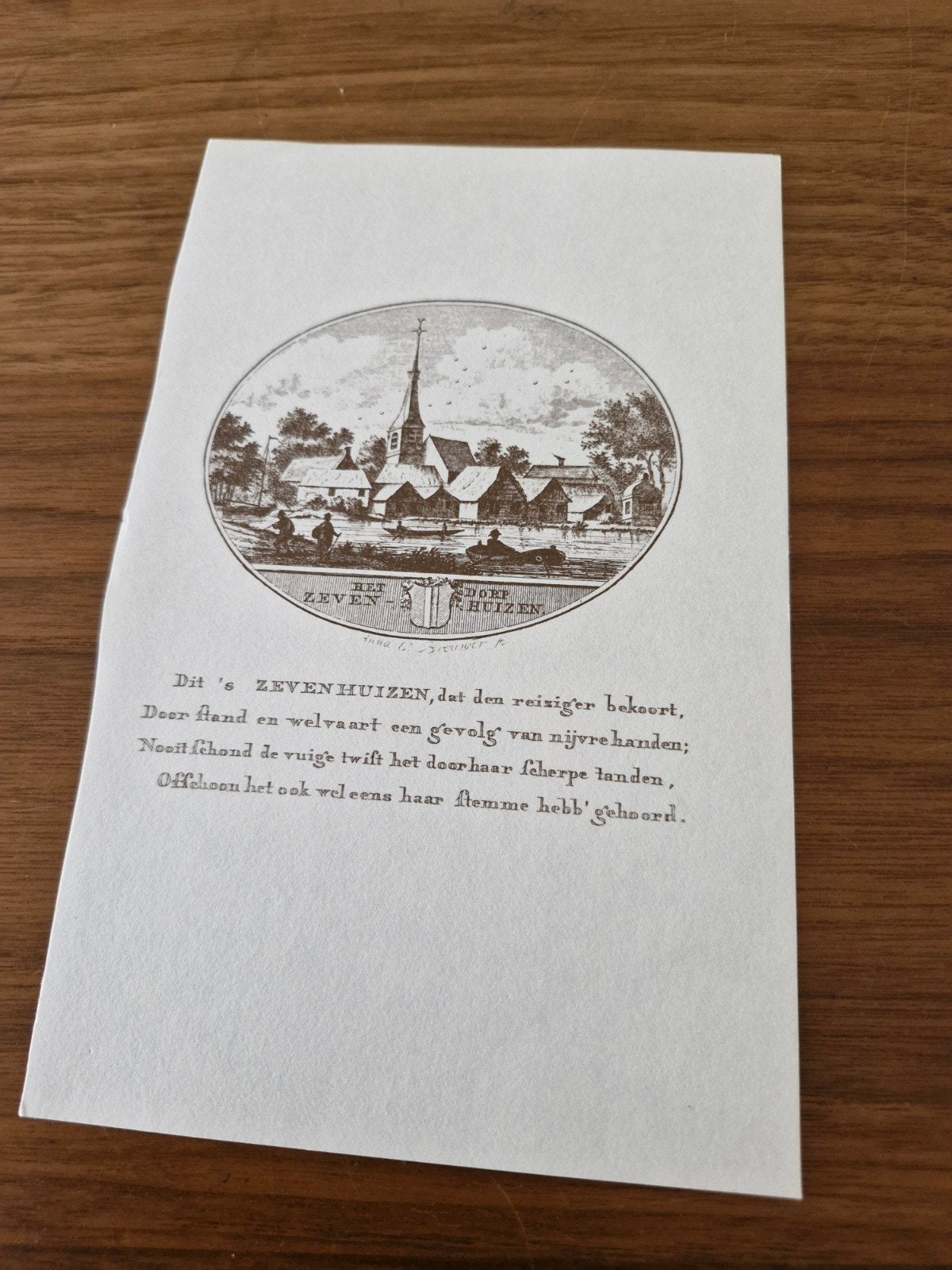 Oude prent 'Het Dorp Zevenhuizen' met gedicht, Gebruikt, Ophalen of Verzenden, Gebouw, Voor 1940