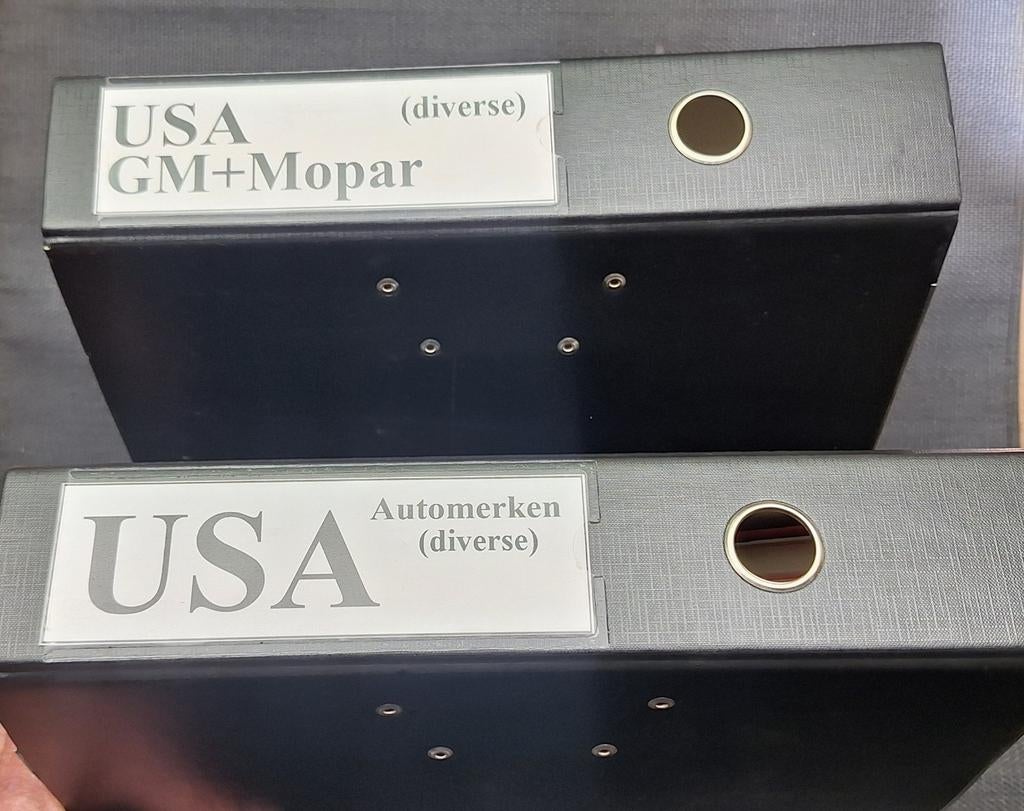 2 dikke mappen met USA car knipsels, foto's en folders., Ophalen of Verzenden, Auto's