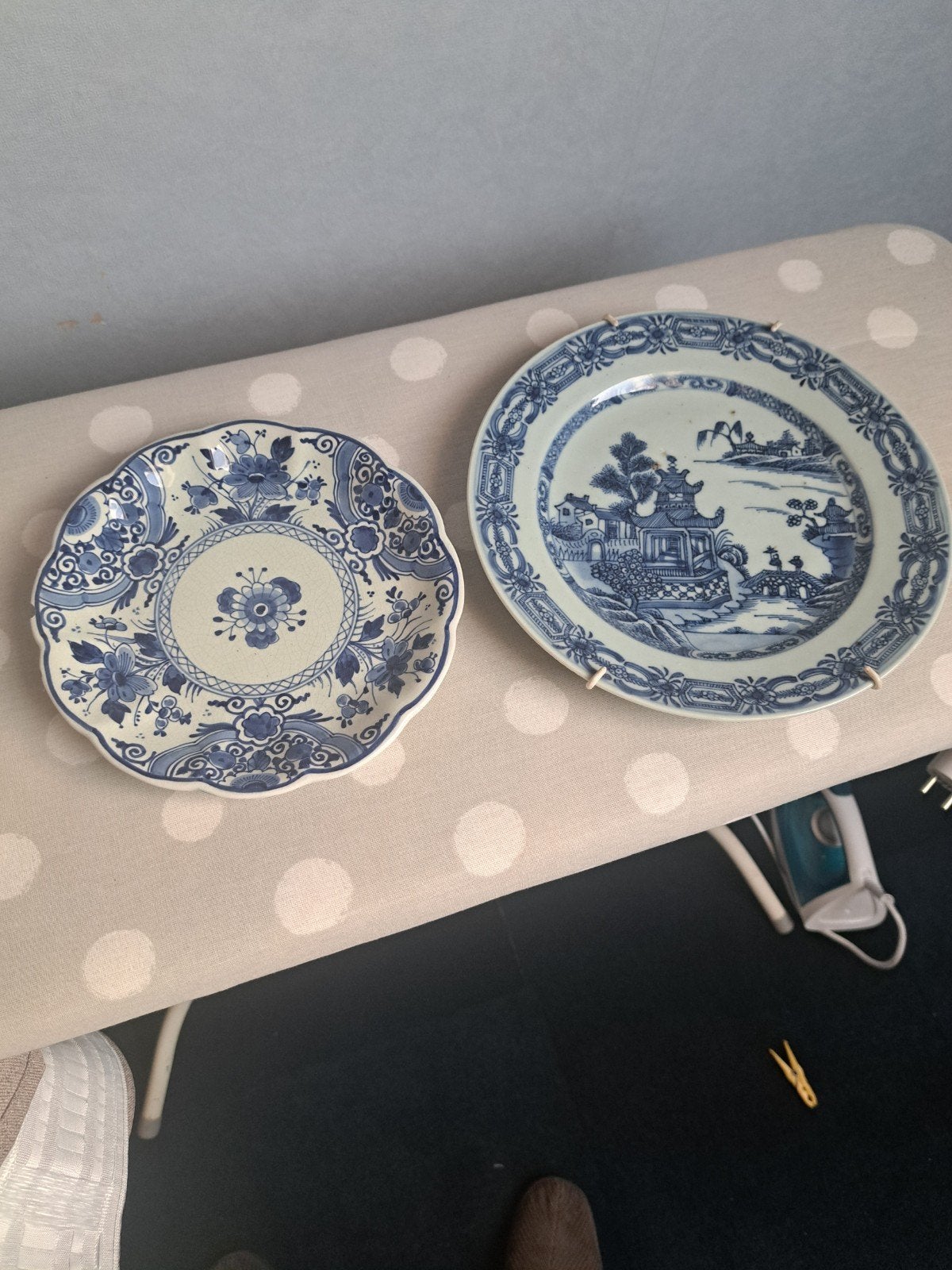 Twee antieke Delfts blauwe en Chinese borden, Antiek en Kunst, Ophalen of Verzenden