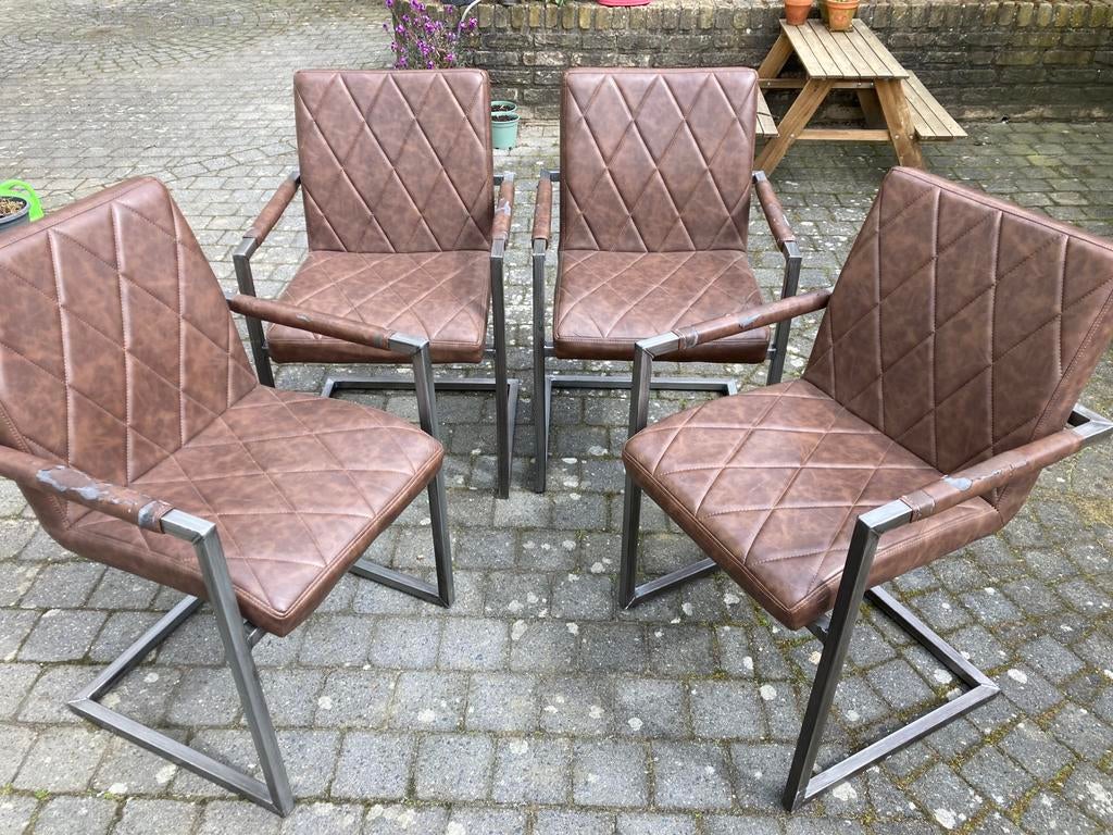 Gratis afhalen, 4  stoelen, stof arm leuningen is beschadigd, Ophalen, Gebruikt, Bruin, Vier