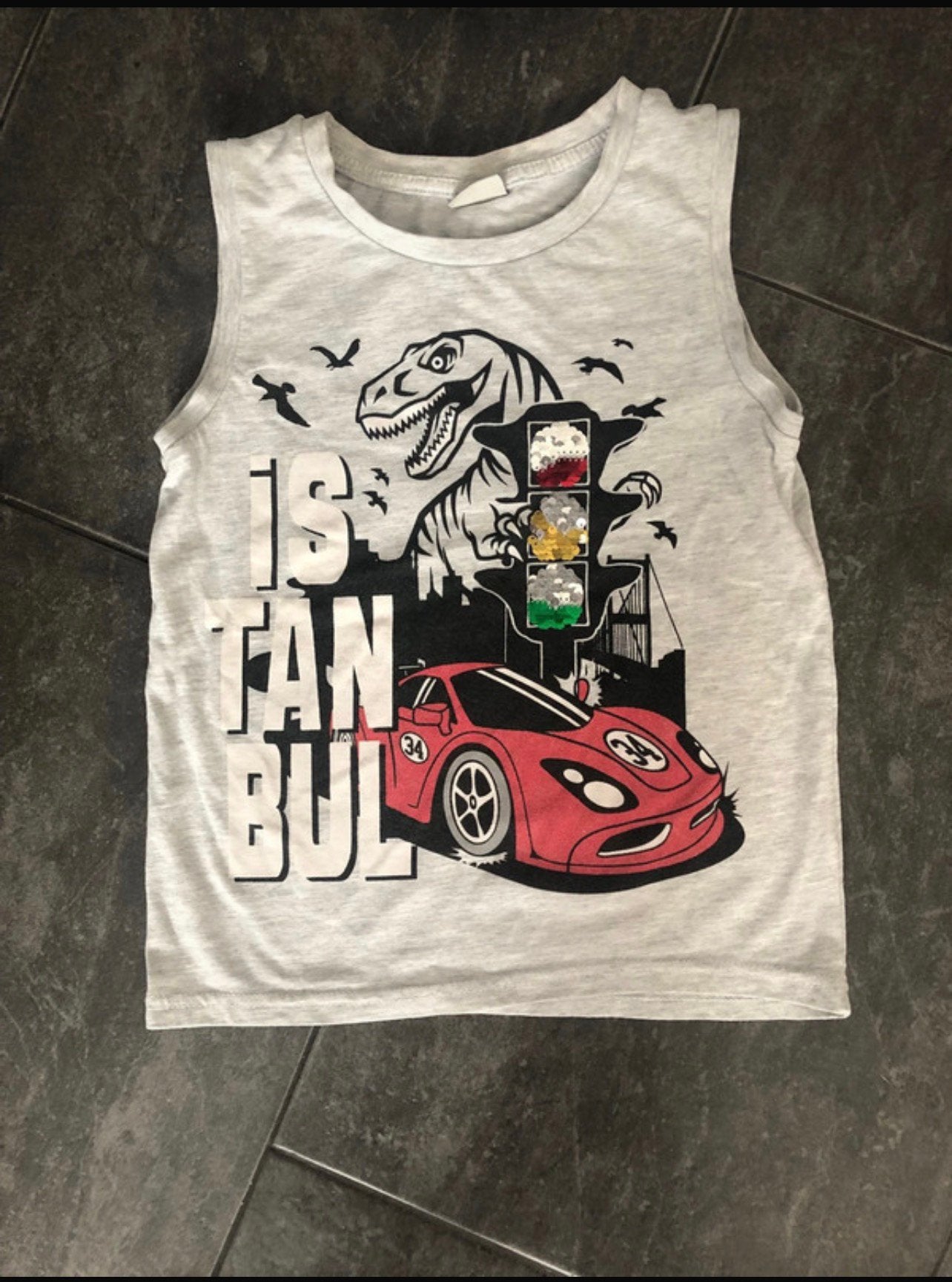 Stoer jongens mouwloos shirt met Dino & Auto  print, Ophalen of Verzenden, Gebruikt, Jongen, Shirt of Longsleeve