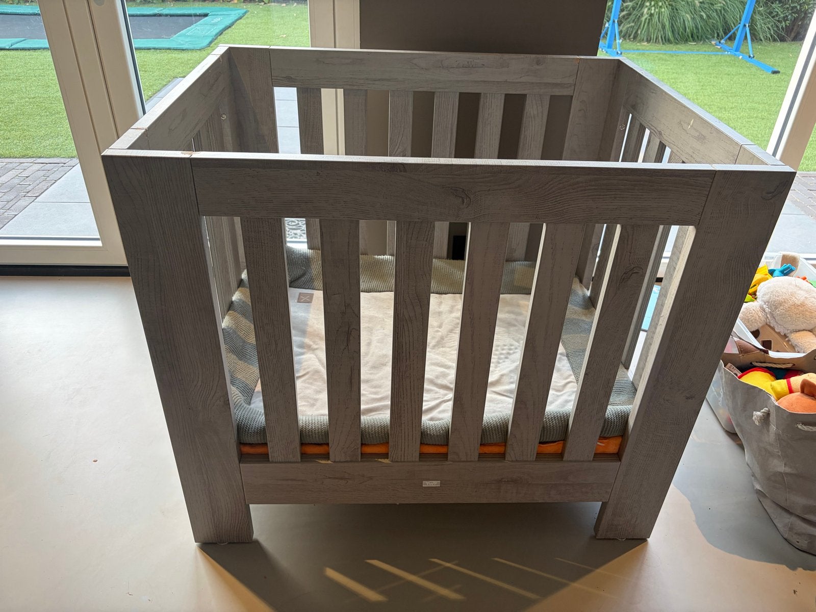 Houten box met lichte gebruikssporen, Ophalen, Gebruikt, Vierkant