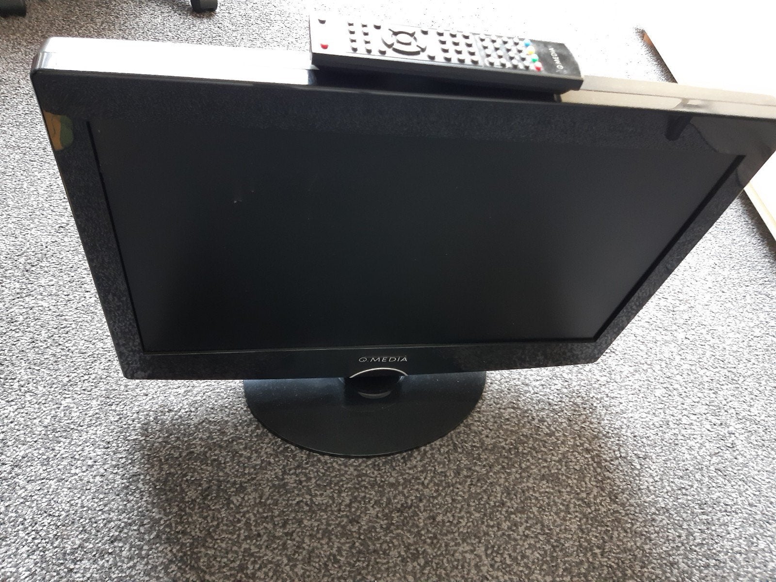 HP 24 inch monitor en Q.MEDIA 22 inch TV/monitor, Computers en Software, HDMI, HP, Q.MEDIA, Ophalen of Verzenden, Zo goed als nieuw