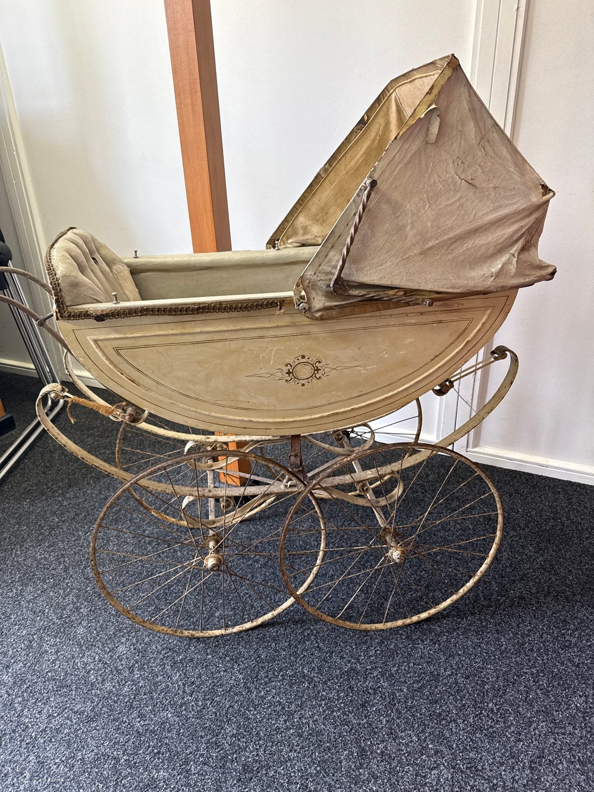 Antieke kinderwagen - Decoratief en charmant, Ophalen