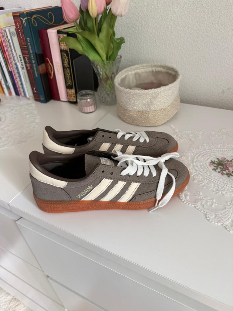 Adidas handball spezial, Bruin, Nieuw, Ophalen of Verzenden, Sneakers of Gympen
