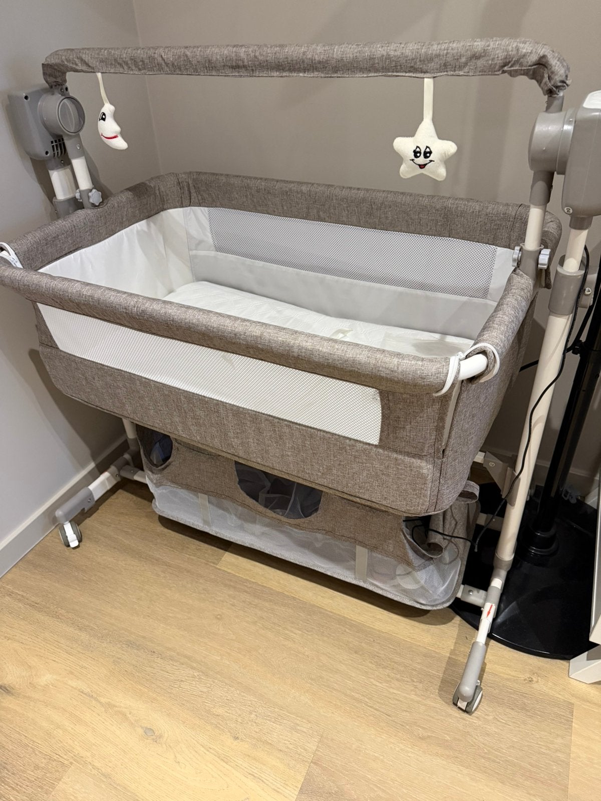 Baby bed met rommelfuctie en muziek, Ophalen, Zo goed als nieuw, Wieg