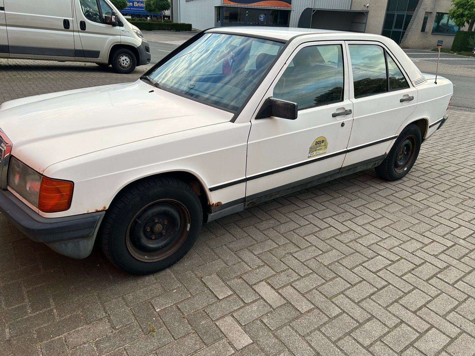 Mercedes-Benz Mercedes 190E, Achterwielaandrijving, 565 kg, 4 cilinders, 1200 kg