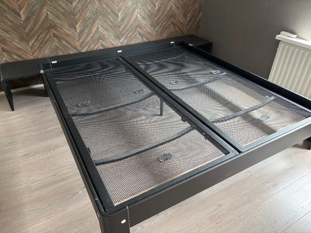 Auping Auronde bed in het zwart met spiraalbodems., Ophalen, Zwart, Tweepersoons, Zo goed als nieuw
