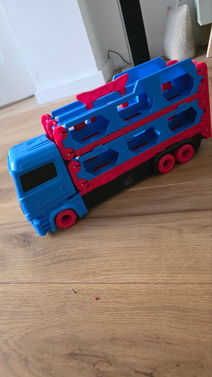 Blauwe en rode speelgoedtruck met uitklapbare baan, Ophalen of Verzenden, Zo goed als nieuw