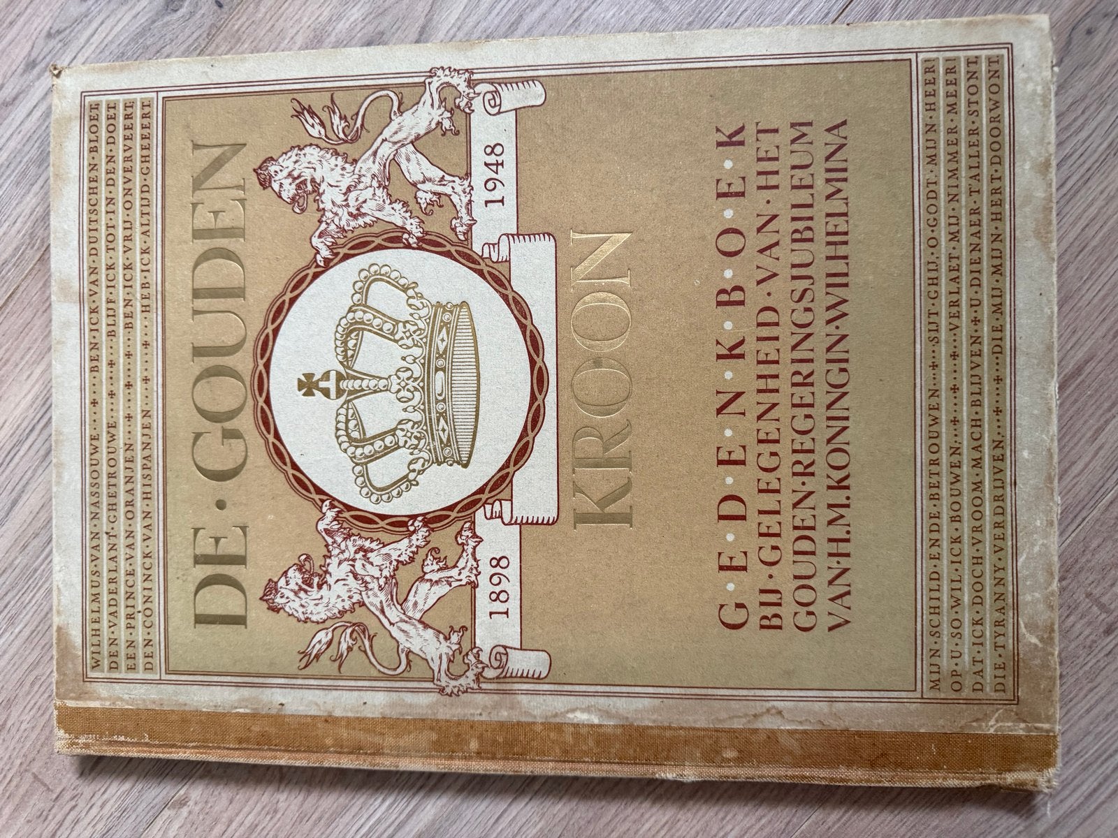 De Gouden Kroon Gedenkboek Koningin Wilhelmina 1898-1948, Ophalen of Verzenden, Gelezen, Overige