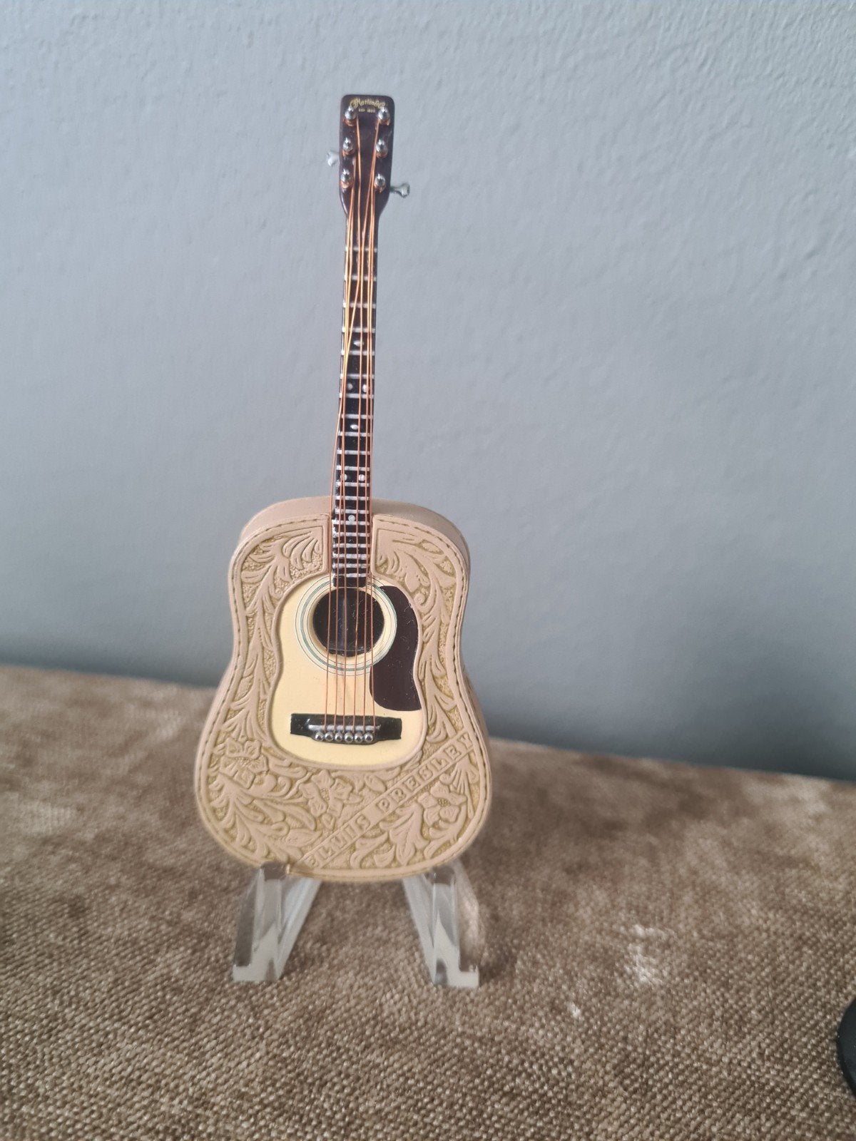 Miniatuur Elvis Presley gitaar met standaard, Verzamelen, Muziek, Artiesten en Beroemdheden, Ophalen, Zo goed als nieuw, Pop, Beeldje of Miniatuur