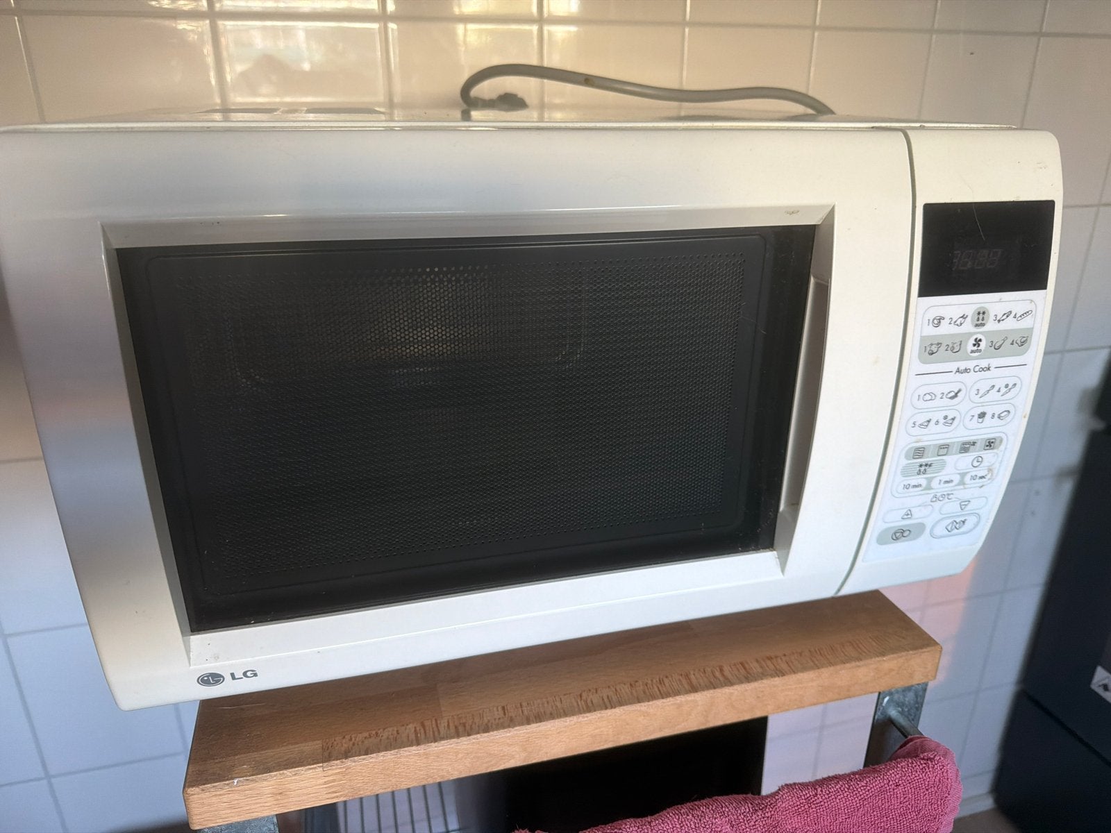 LG Magnetron - Wit, Gebruikt maar functioneel, Ophalen, Gebruikt, Magnetron, Draaiplateau
