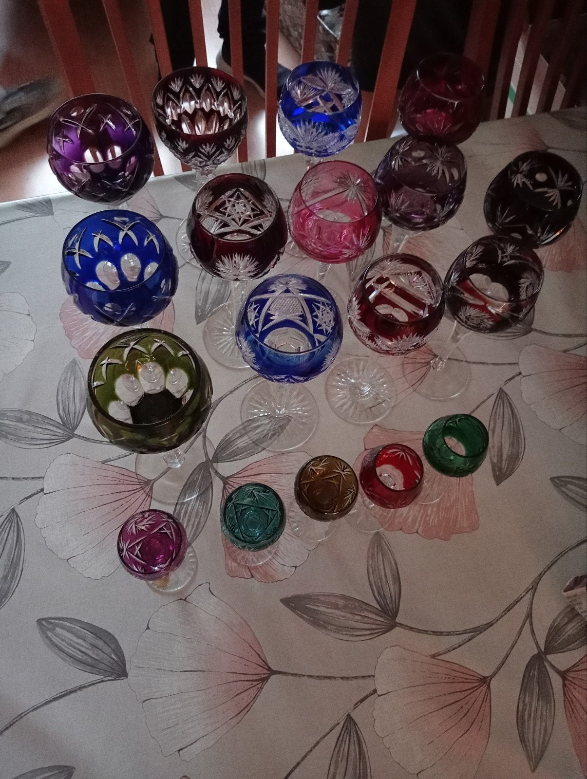 Set van 18 geslepen kristallen wijnglazen in diverse kleuren, Antiek en Kunst, Antiek | Glas en Kristal, Ophalen of Verzenden