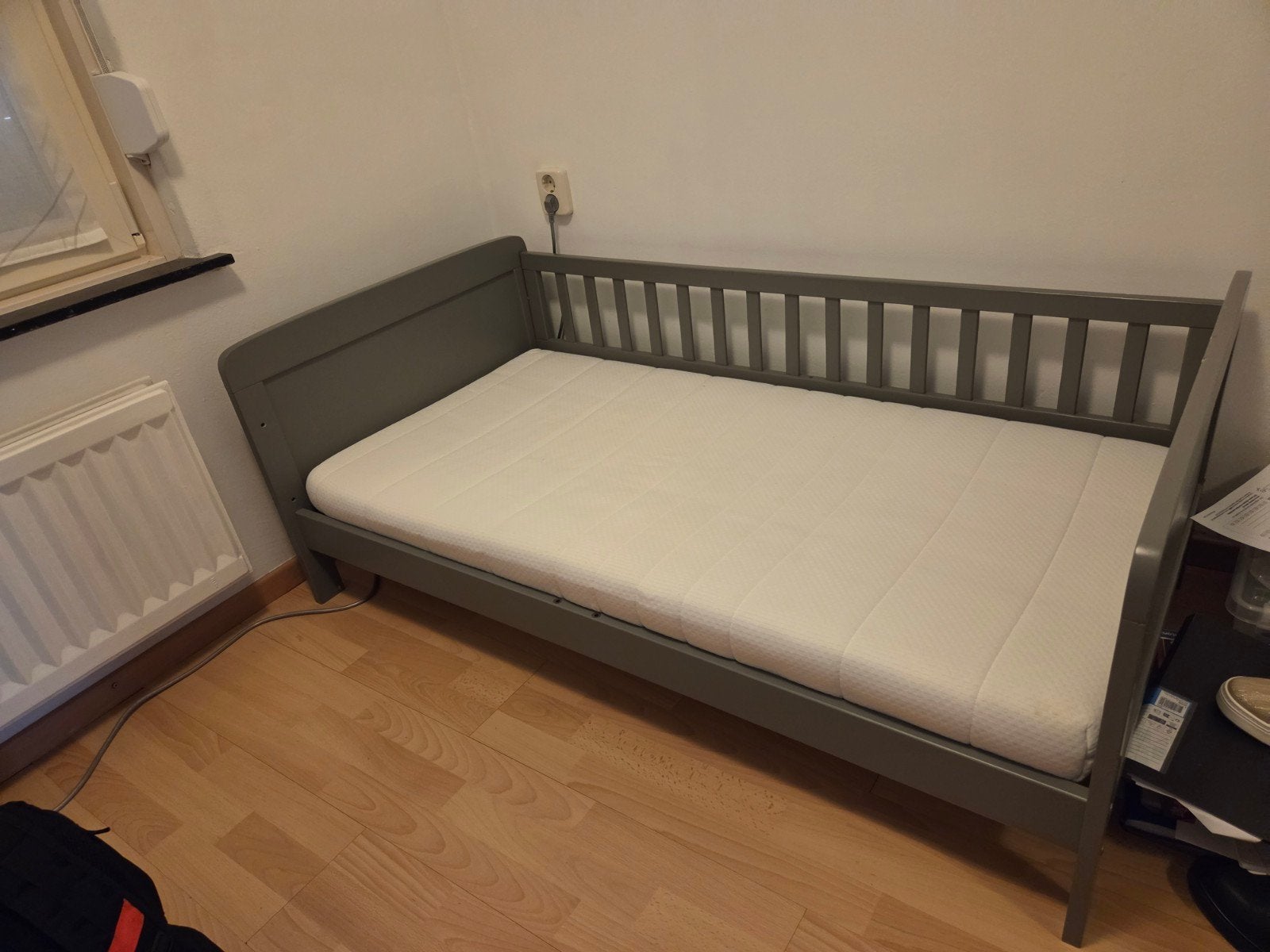 peuter bed, 145 x 80 cm ongeveer. inclusief matras, Ophalen, Gebruikt, 70 tot 85 cm, 140 tot 160 cm