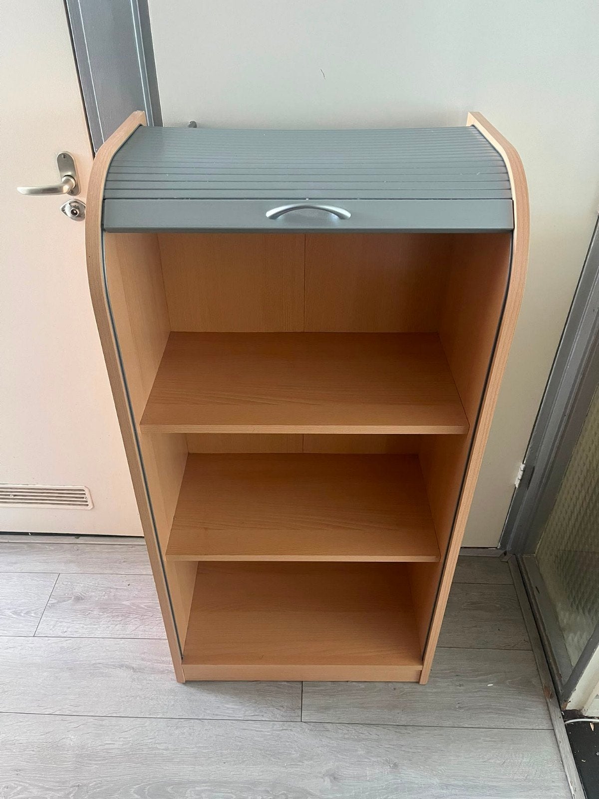 Houten roldeurkast met 2 planken - Grijs/Houtkleur, Huis en Inrichting, Kasten | Roldeurkasten en Archiefkasten, Ophalen, Gebruikt