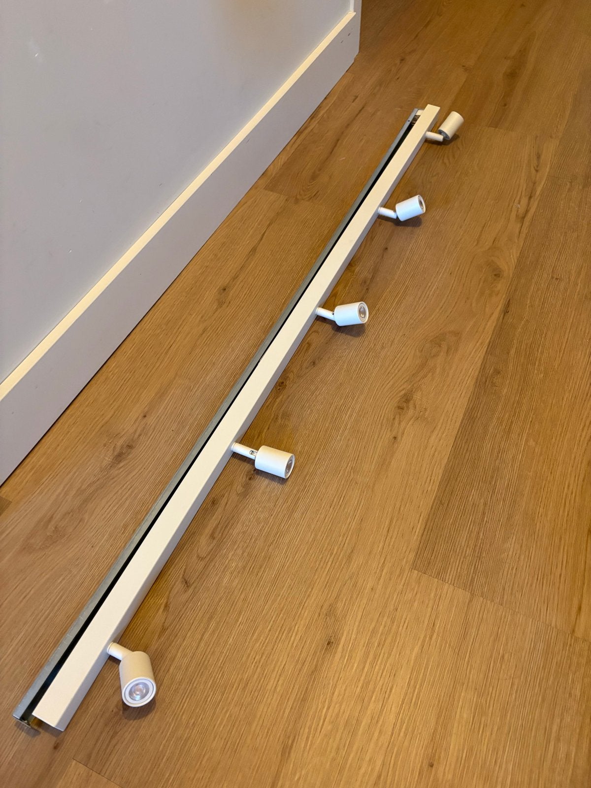 IKEA Led-plafondrail met 5 verstelbare spots, wit, Ophalen, Inclusief lichtbron, Zo goed als nieuw, Wit