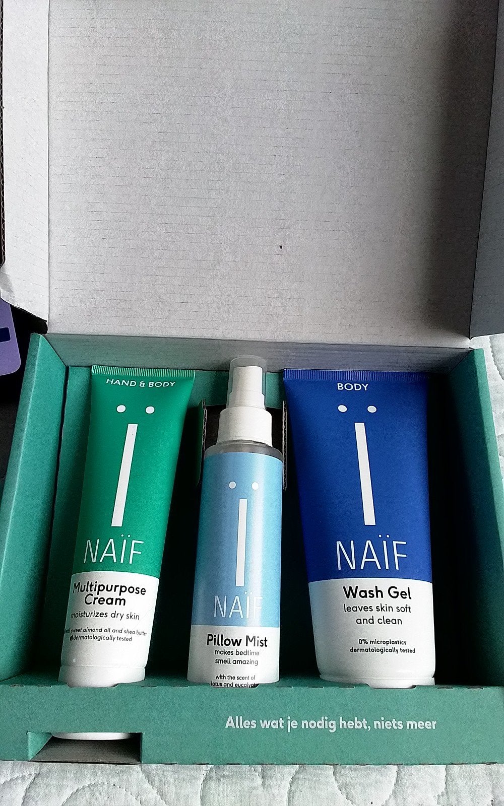 Nieuw in doos: Naïf verzorgingsset (3 producten), Ophalen of Verzenden, Nieuw, Bad & Douche