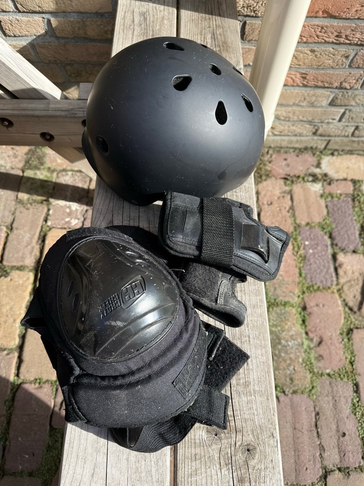 Oxelo helm met Crazy Creek knie- en polsbeschermers, Sport en Fitness, Overige merken, Gebruikt, Kinderen, Ophalen of Verzenden
