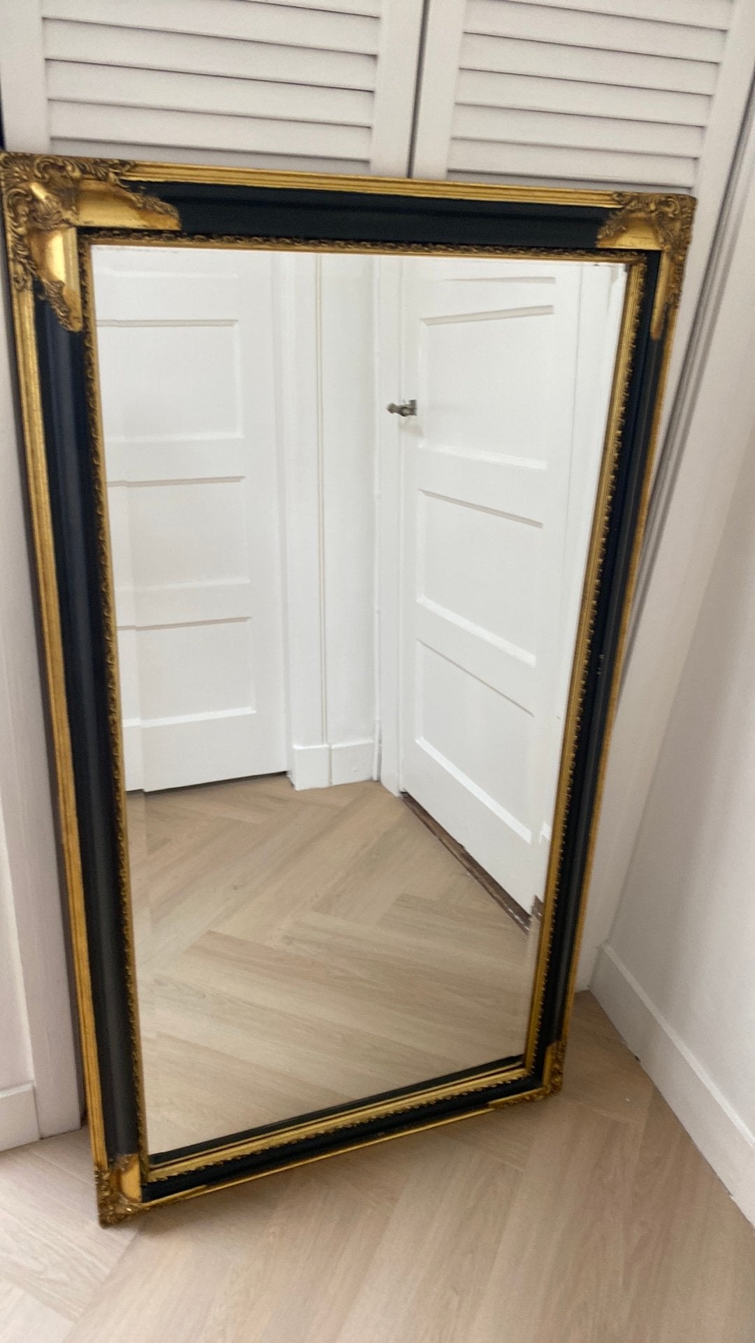Mooie oude houten spiegel zwart en goudkleurig. 133cmx73cm, Ophalen, Minder dan 50 cm, Zo goed als nieuw, Minder dan 100 cm
