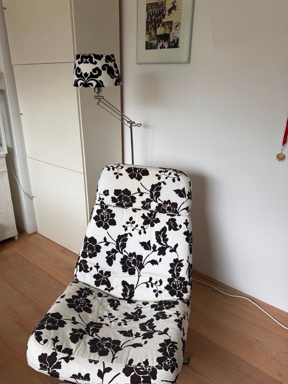 Vloerlamp met verstelbare arm en fauteuil met bloemmotief, Ophalen, Gebruikt, E27 (groot), Textiel