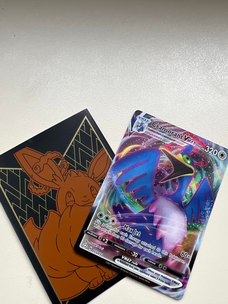 Cramorant VMAX Pokémon kaart met Eevee sleeve, Ophalen, Zo goed als nieuw, Losse kaart