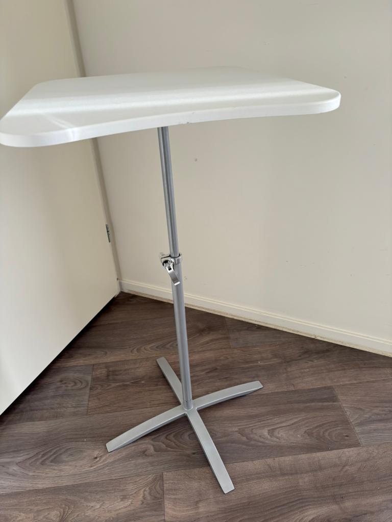 Verstelbare bijzettafel wit met metalen onderstel, Huis en Inrichting, Tafels | Bijzettafels, Ophalen, Minder dan 55 cm, Gebruikt
