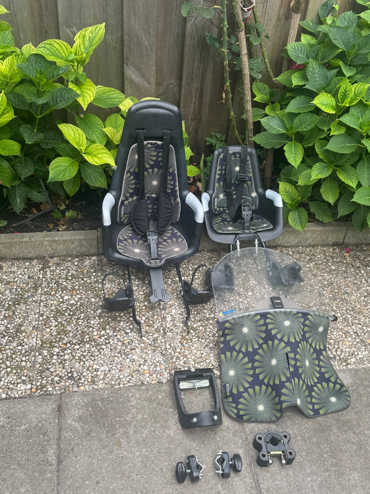 Complete Bobike kinderzitjes (voor & achter) + windscherm, Fietsen en Brommers, Fietsaccessoires | Fietsstoeltjes, Ophalen, Gebruikt