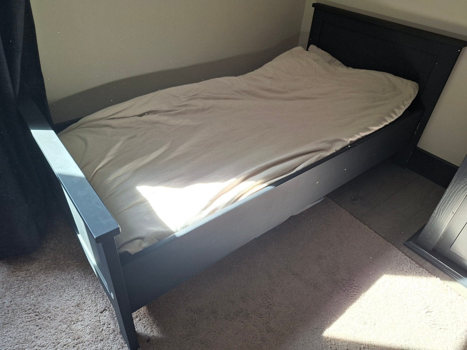 Zwart kinderbed met valhekje en optioneel matras, Ophalen, Gebruikt, Eenpersoons, Zwart