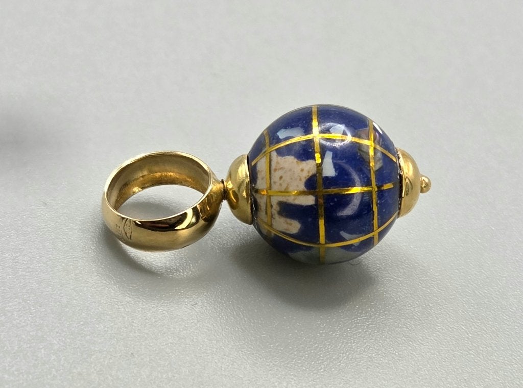 Vintage gouden 18 karaat wereldbol hanger. Nr: 43, Overige voorstellingen, Blauw, Ophalen of Verzenden, Zo goed als nieuw