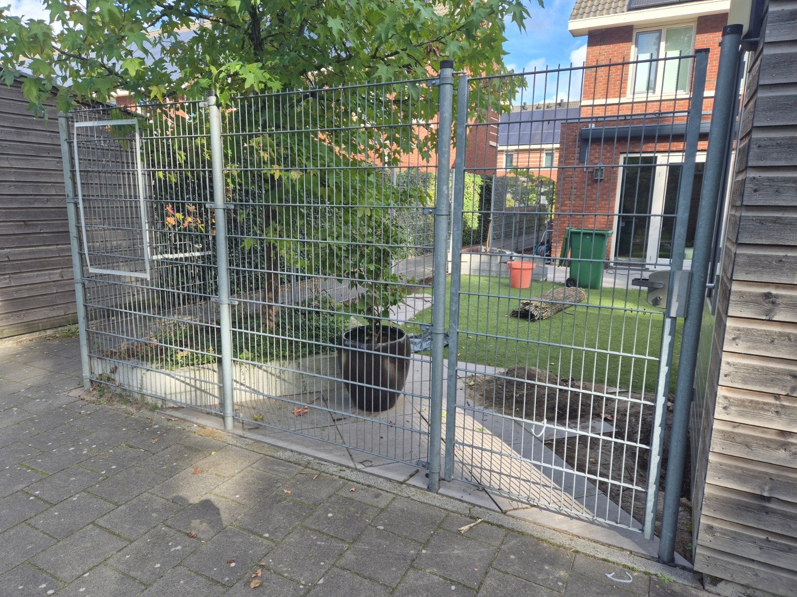 Dubbelstaafmat hekwerk met deur - circa 20 meter, Tuin en Terras, Ophalen, Met poort, Gebruikt, Dubbelstaafmat hekwerk