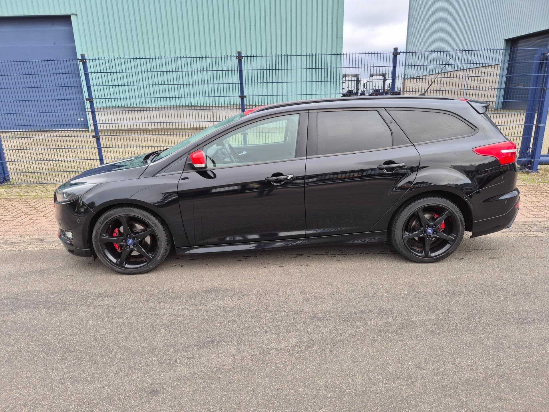 Foto 3 van Ford Focus Wagon 1.5 Black Edition ST Look *AKTIEPRIJS!