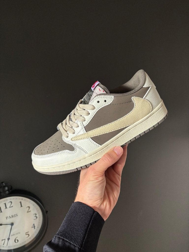 Nike Air Jordan 1 Low X Travis Scott Reverse Mocha schoenen, Bruin, Nieuw, Ophalen of Verzenden, Sneakers of Gympen