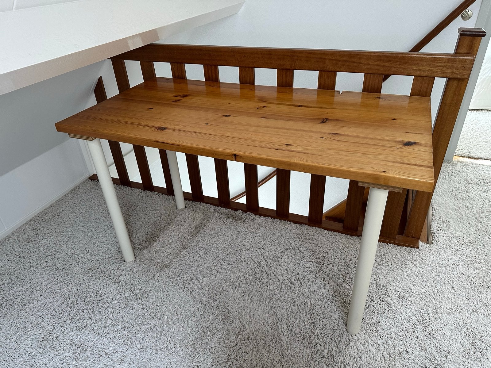 Massief houten bureau met witte poten, Ophalen, Gebruikt