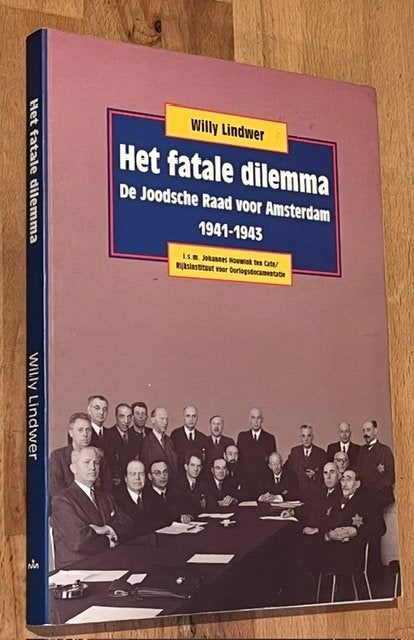 Willy Lindwer. Het fatale dilemma. Joodse Raad A''dam. 1995, Boeken, Tweede Wereldoorlog, Ophalen of Verzenden, Overige onderwerpen